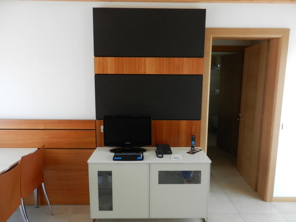 Wohnraum mit Flat-TV Green Village Resort - Hotel & Aparthotel