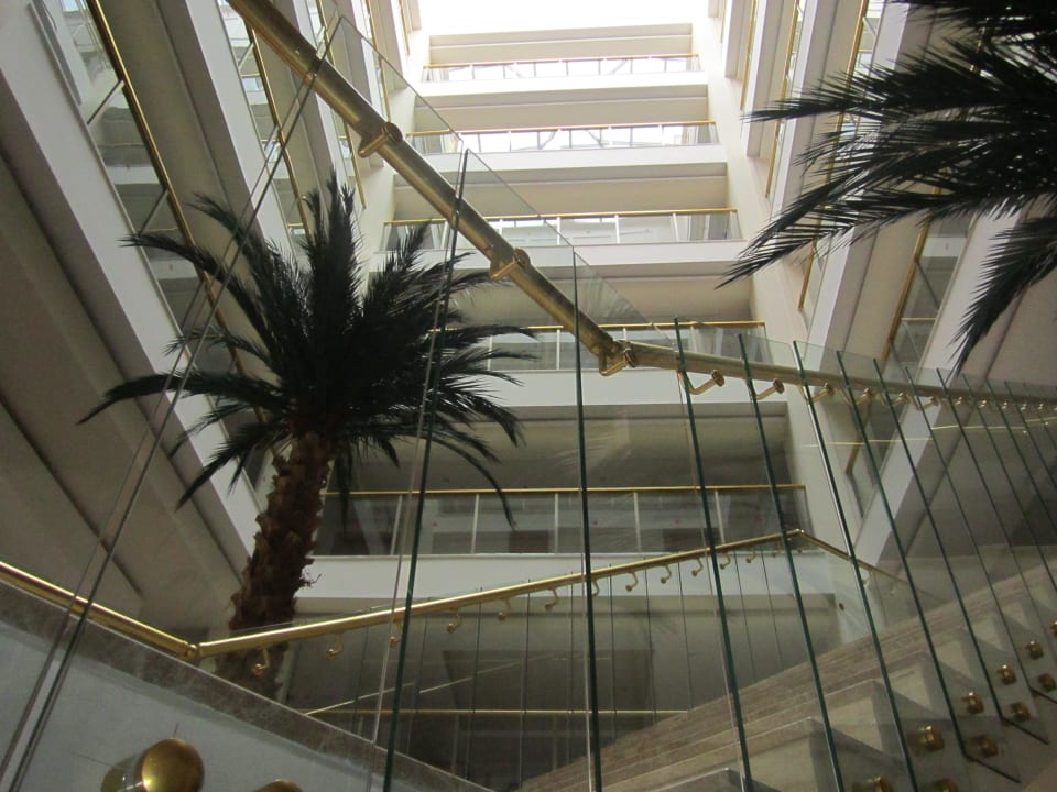 Blick von der Lobby hinauf Hotel Royal Garden Beach