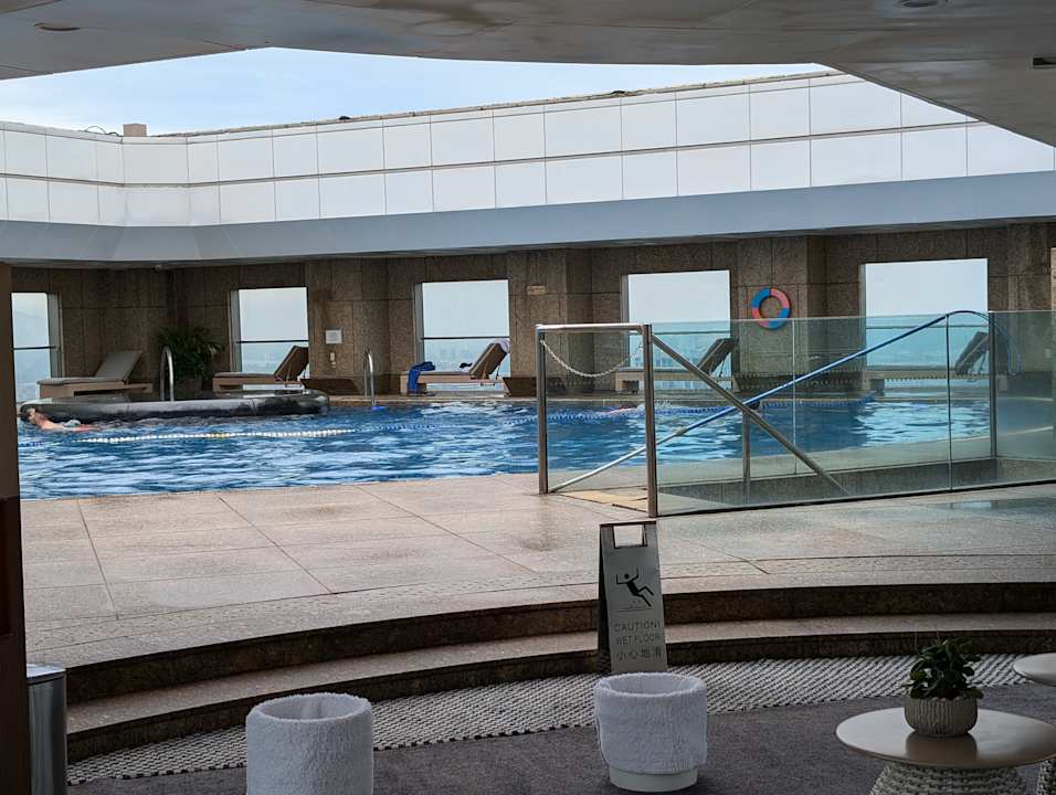 Pool Shangri-La's Far Eastern Plaza Hotel