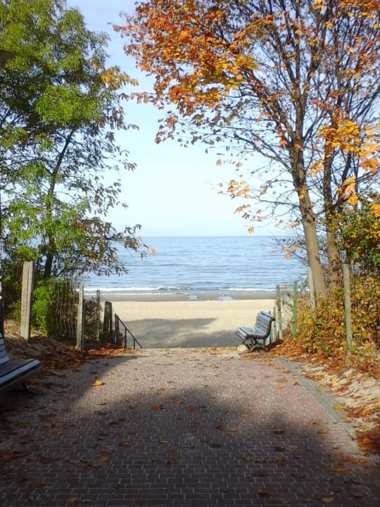 Strandaufgang im Herbst 50m vom Hotel Vestina Wellness & Spa Hotel