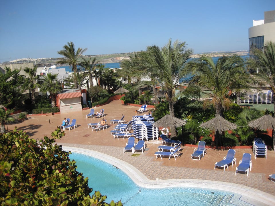 Poolanlage mit Meerblick db San Antonio Hotel + Spa