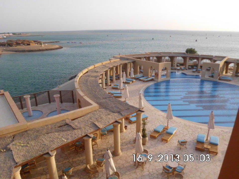 Der Pool mal von oben Hotel Three Corners Ocean View prestige - Adults only