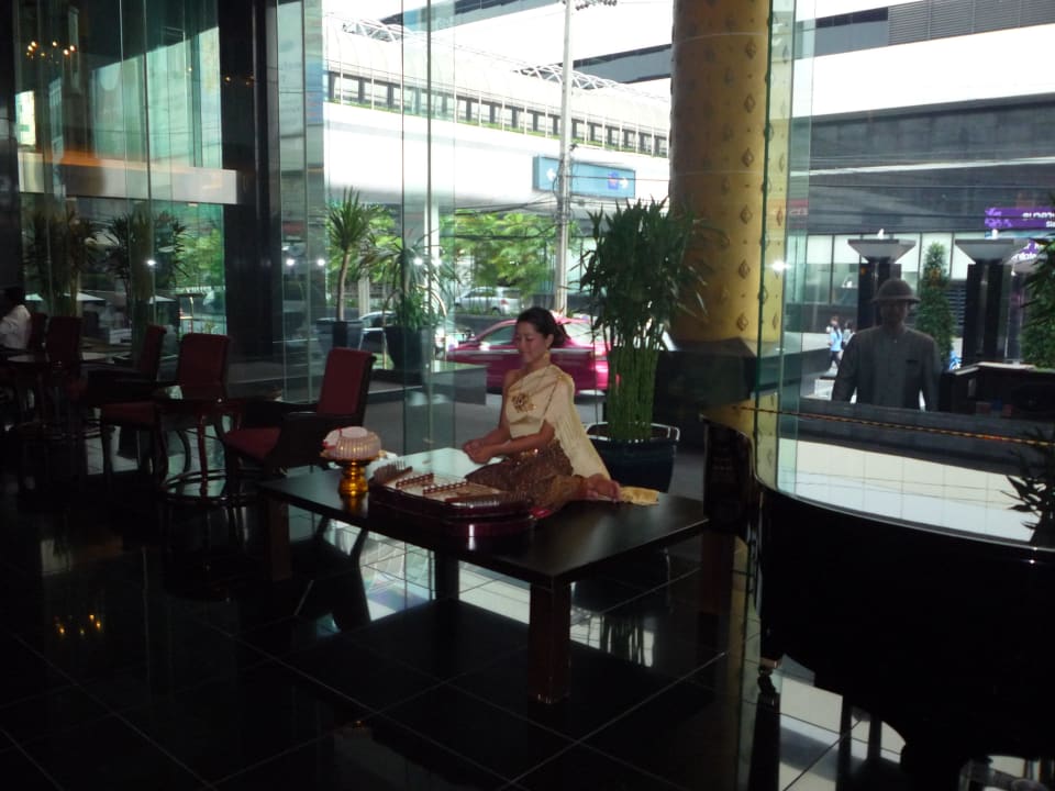U vchodu paní hrála, stylové JW Marriott Hotel Bangkok