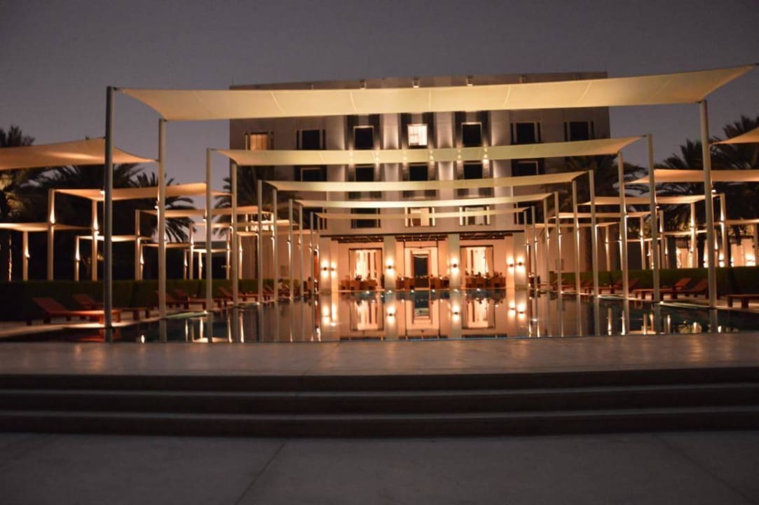 Hauptpool - im Hintergrund die Poolbar The Chedi Muscat