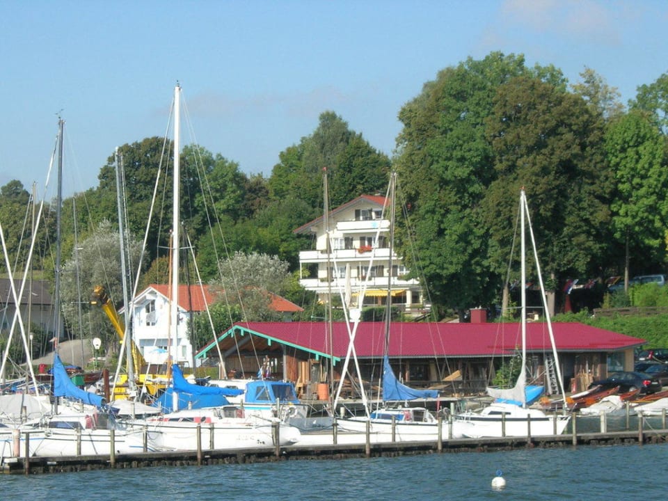 Ferienresidenz vom Schiffsteg aus Ferienresidenz Chiemseestern