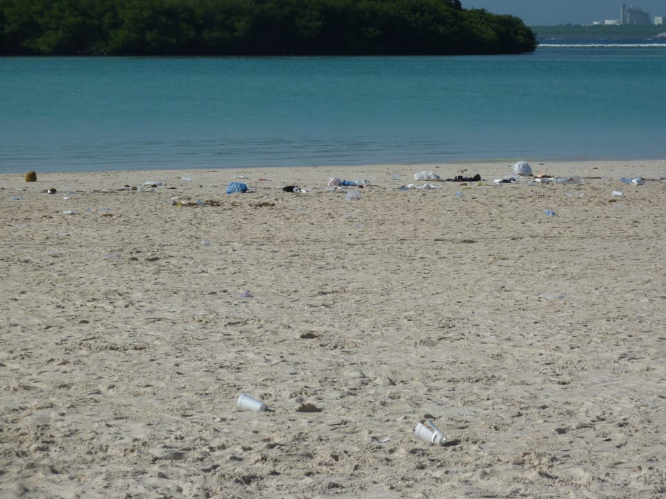 Montag Nachmittag immer noch voll Müll BelleVue Dominican Bay
