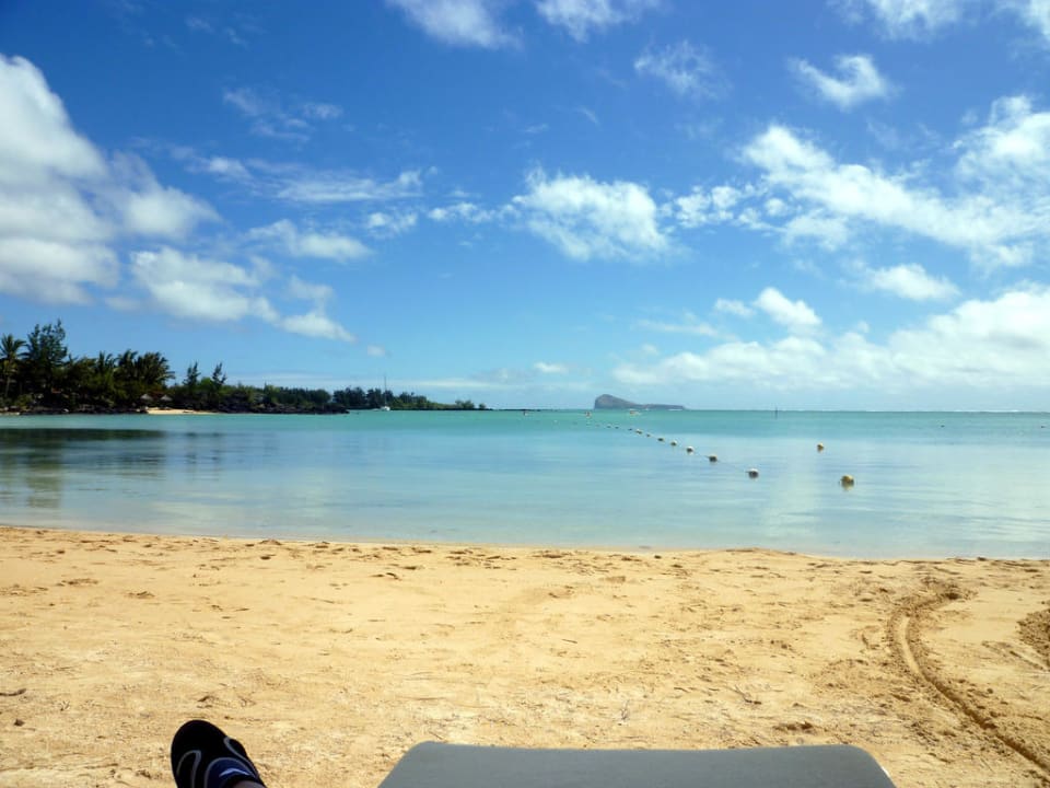 Blick von der Liege aufs Meer LUX* Grand Gaube Resort & Villas