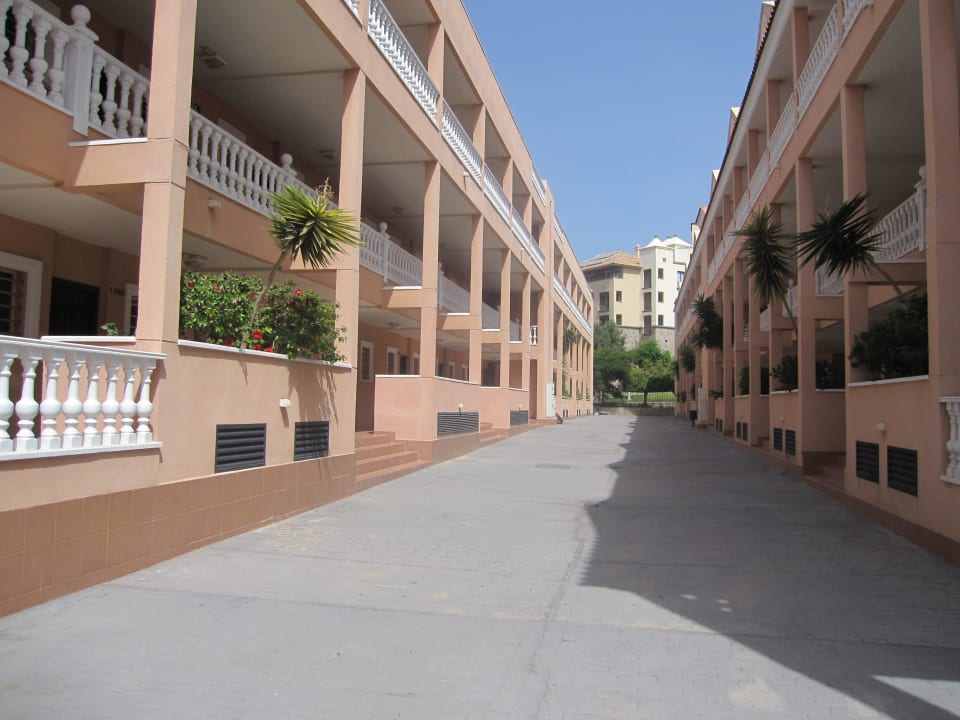 Fußballfeld zwischen 2 Blocks Hotel El Duque