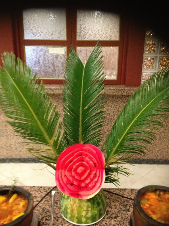 Geschnitzte Melone Delphin Deluxe Resort