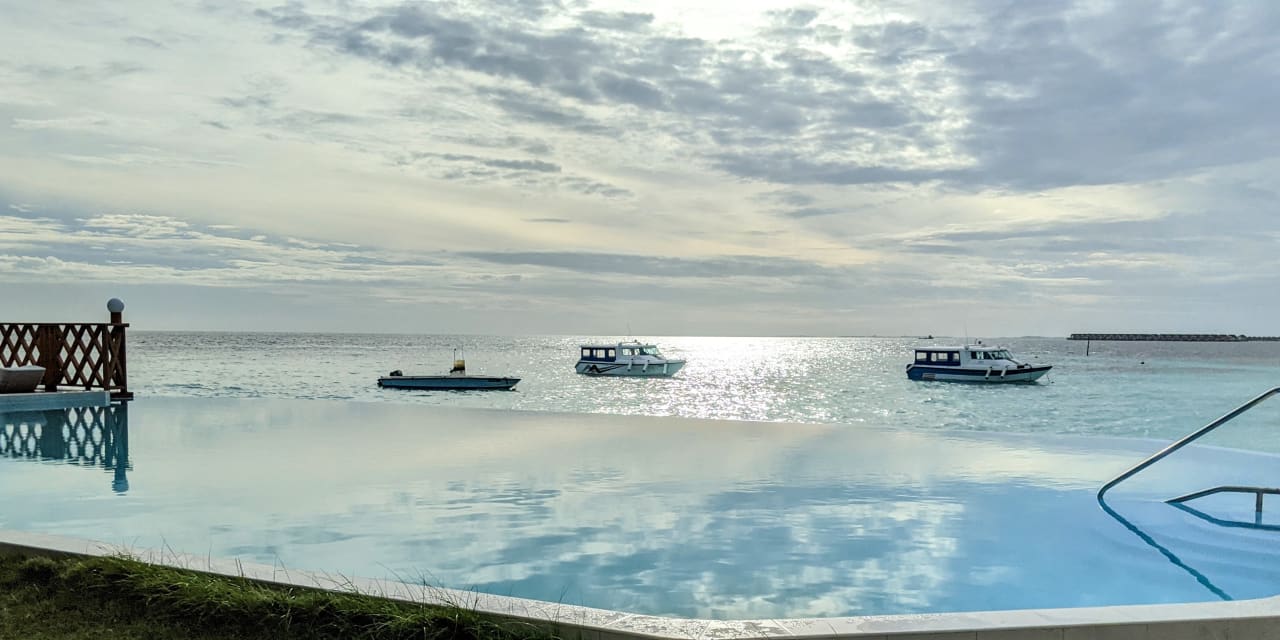 Pool Thulhagiri Island Resort