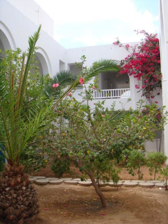 Innenhof zwischen Hotelgänge Calimera Yati Beach