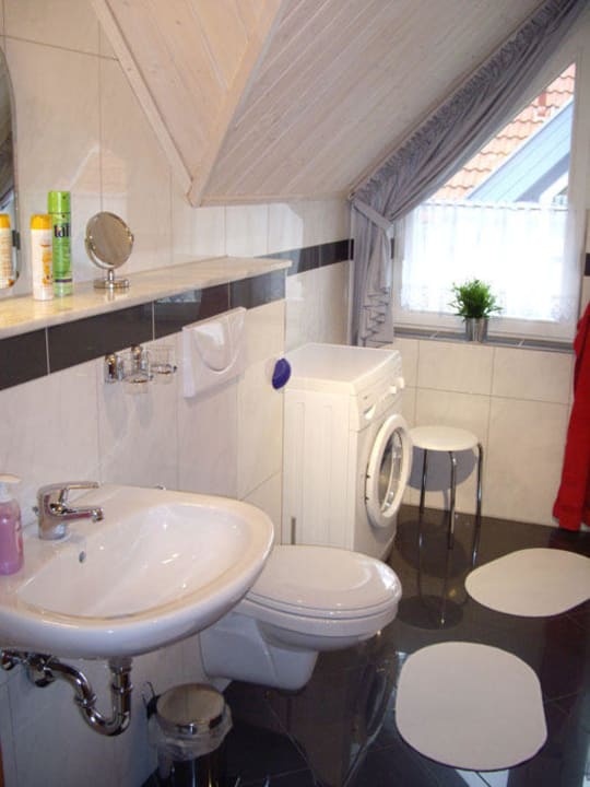 Badezimmer mit Wanne und Dusche im Ferienhaus S24 Hafendorf Rheinsberg Ferienhaus Merker S24