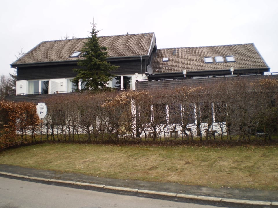 Hotel und rechts Restaurant Hotel Skandinavia