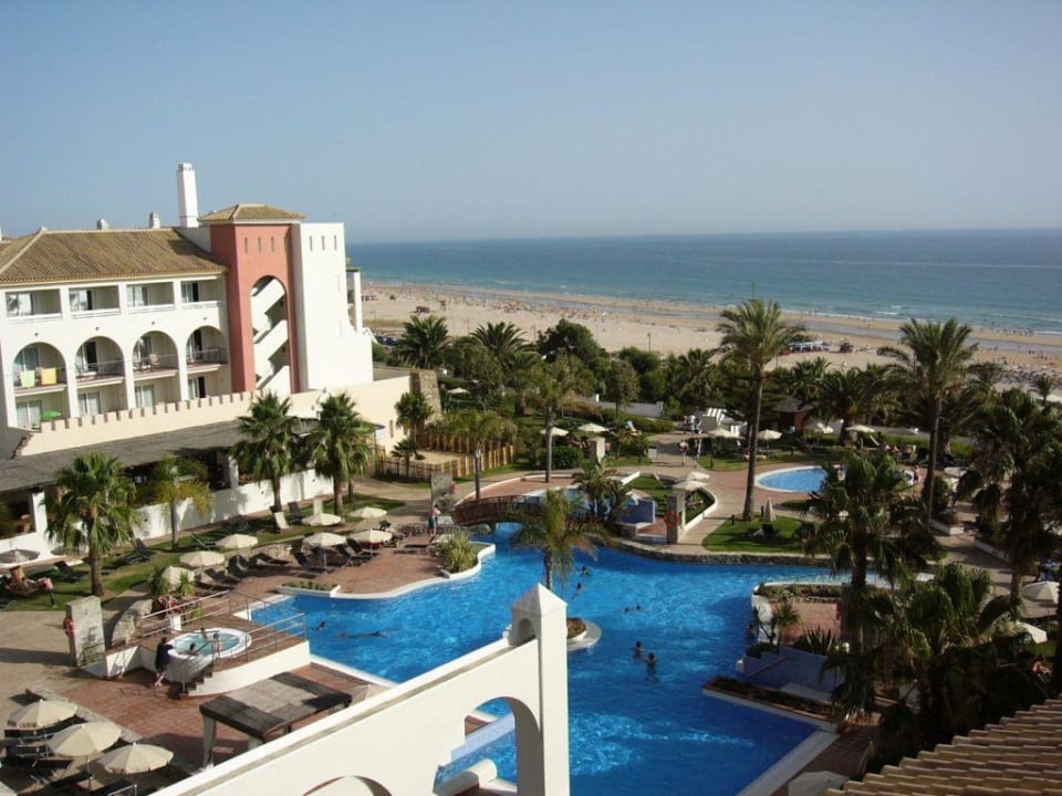 Poollandschaft und Strand Fuerte Conil-Resort
