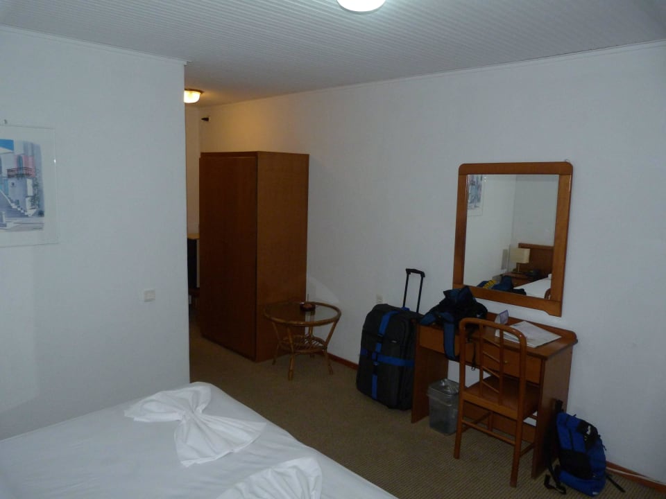 Schreibtisch und Schrank Ammon Zeus Luxury Beach Hotel