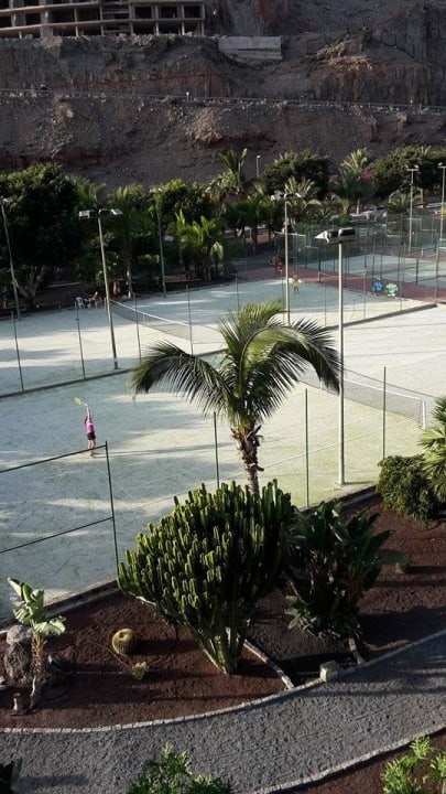 Tennisplätze vor dem Hotel LIVVO Costa Taurito
