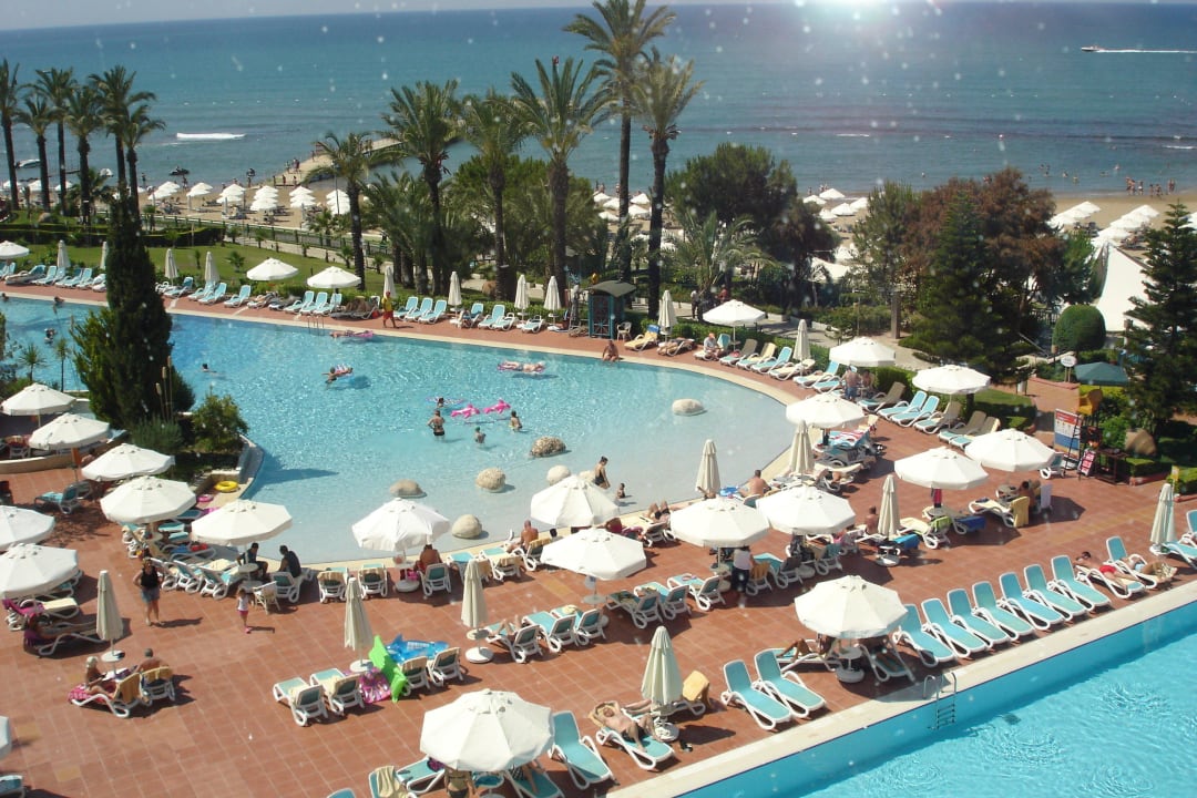 Pool mit Meer im Hintergrund PALOMA Perissia