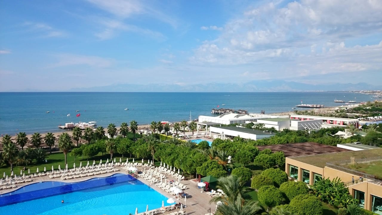 Blick vom Balkon auf Meer und Pool Voyage Belek Golf & Spa