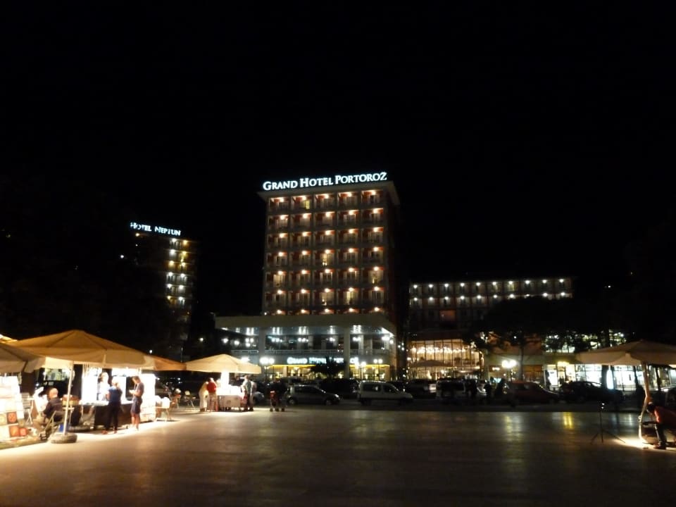 Grand Hotel bei Nacht Grand Hotel Portoroz - LifeClass Hotels & Spa