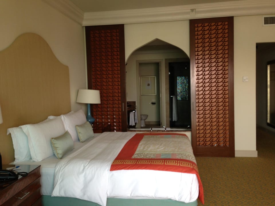 Bett mit Blick ins Bad Atlantis, The Palm