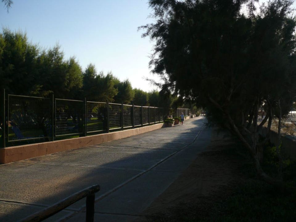 Strasse zwischen Hotel und Strand Anissa Beach & Village