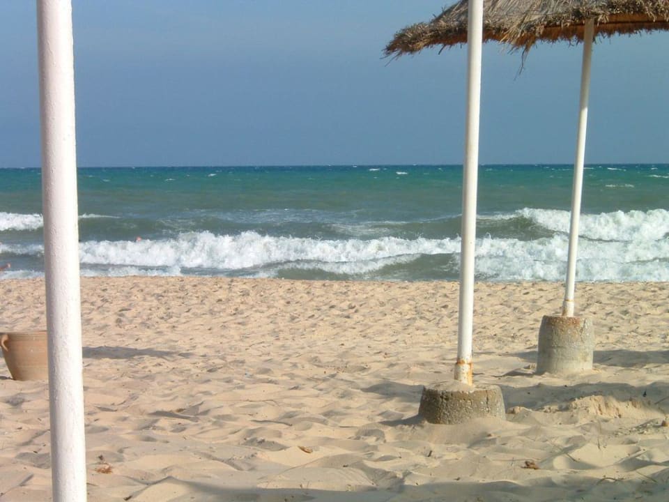 Strand bei leichtem Wellengang Hotel Royal Nozha