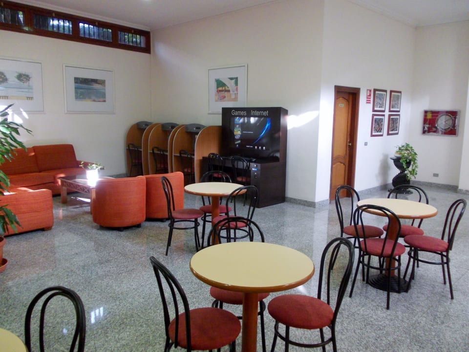 Aufenthaltsraum im Untergeschoss mit PCs Apartamentos Casablanca