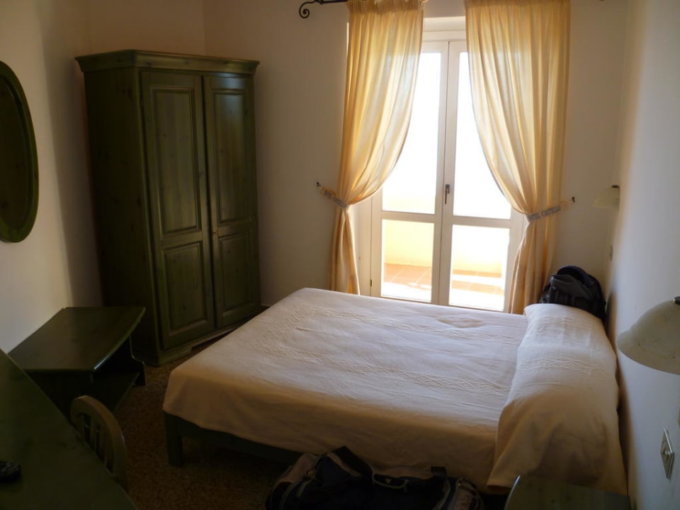 Zimmer mit Blick zum Balkon Hotel Castello