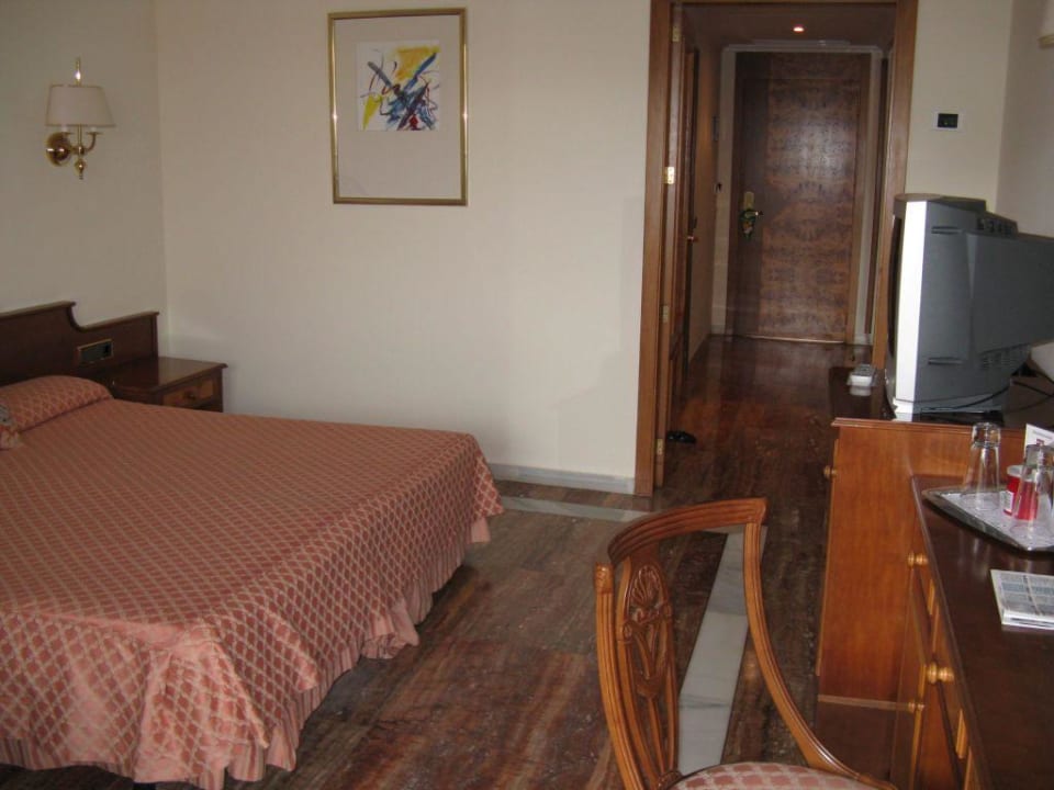 Zimmer im Serrano Palace mit Kunstwerk Hotel Serrano Palace