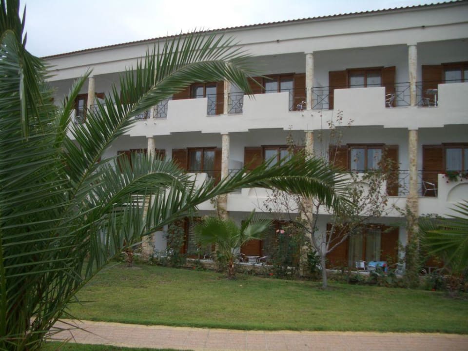 Außenansicht mit Souterrain Hotel Hanioti Palace/Chanioti Palace