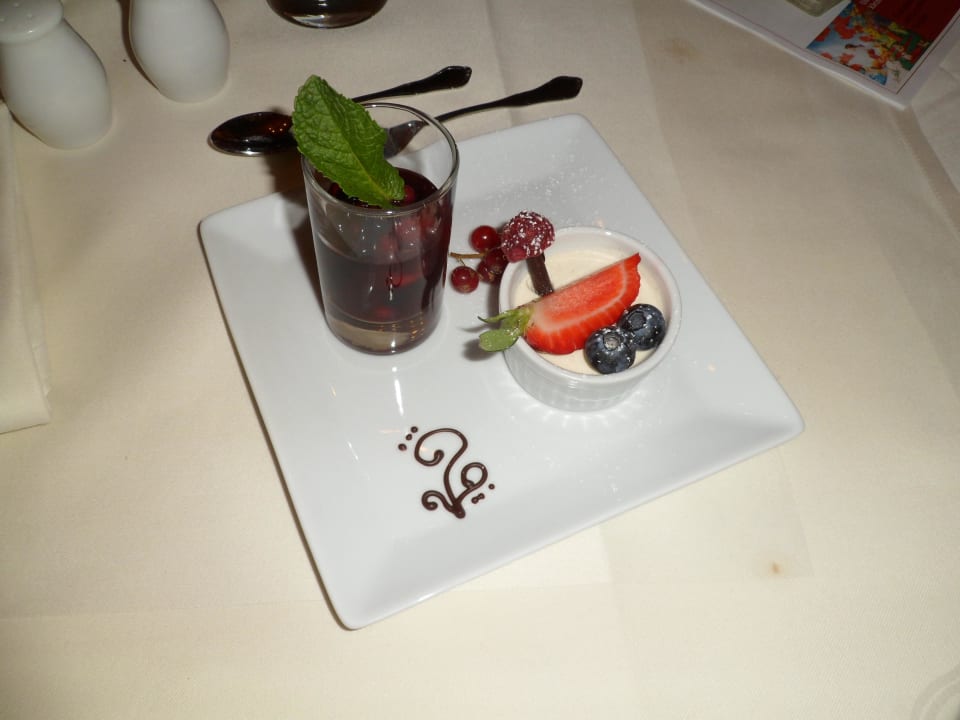 Dessert beim Abendessen Familotel Bavaria