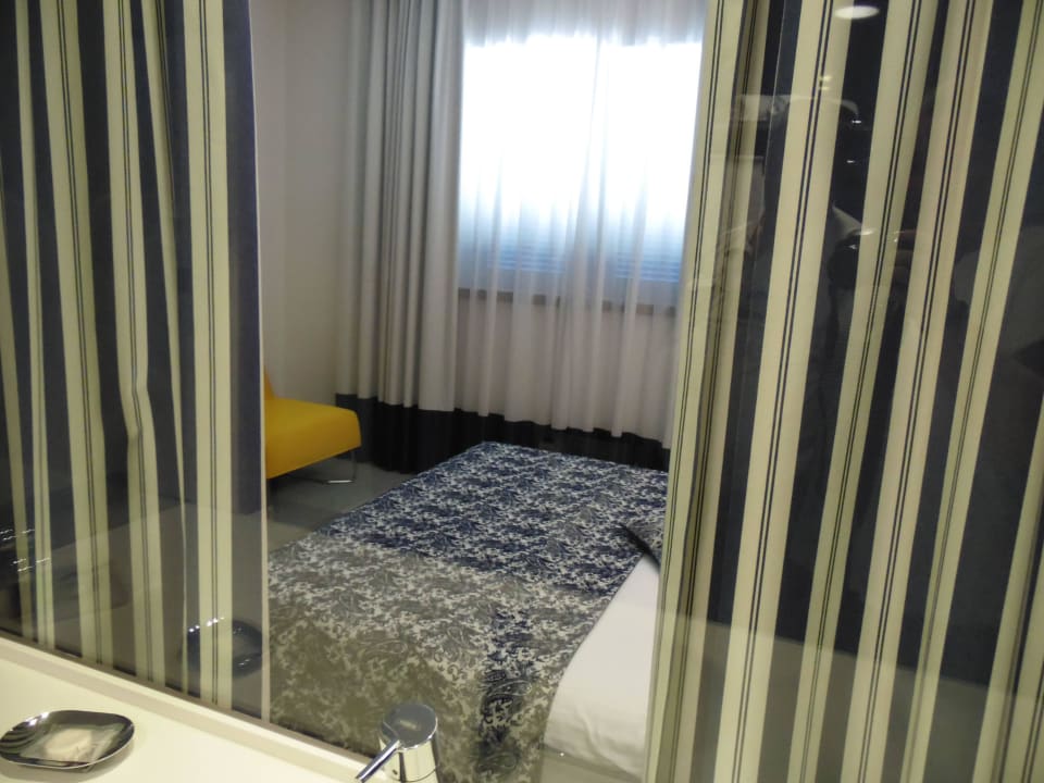 Blick vom Bad ins Zimmer Hotel IN Biograd