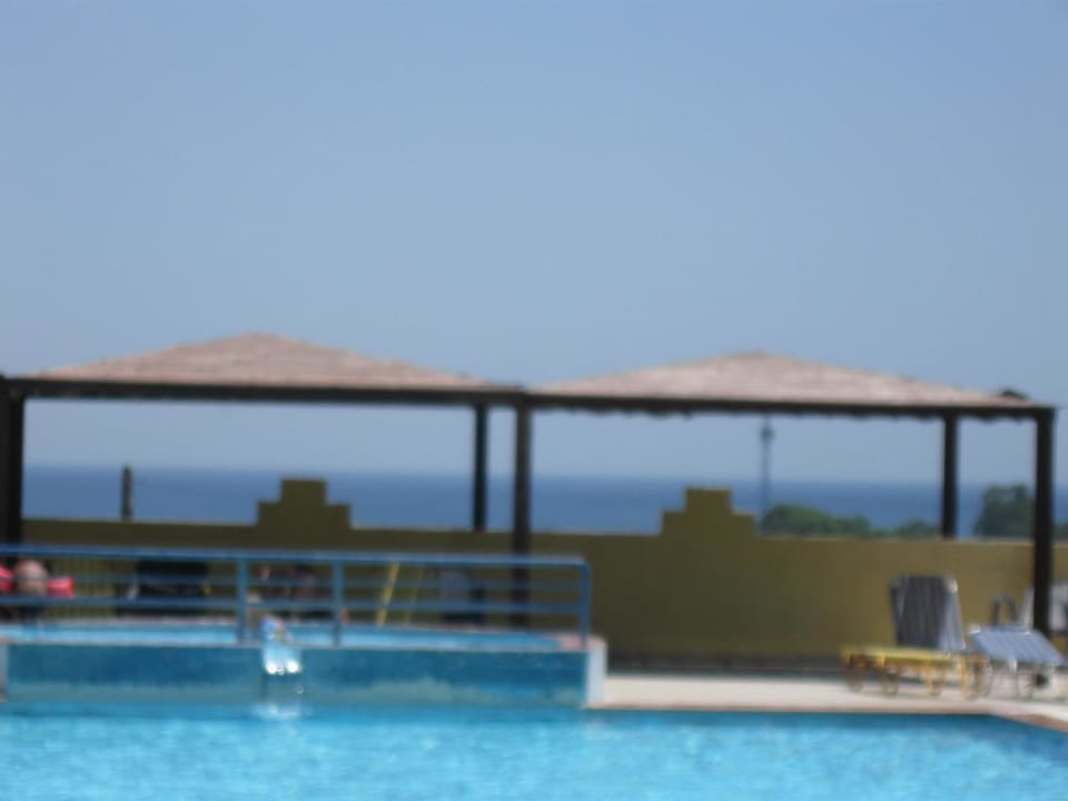 Aussicht vom Pool auf das Meer Telhinis Hotel