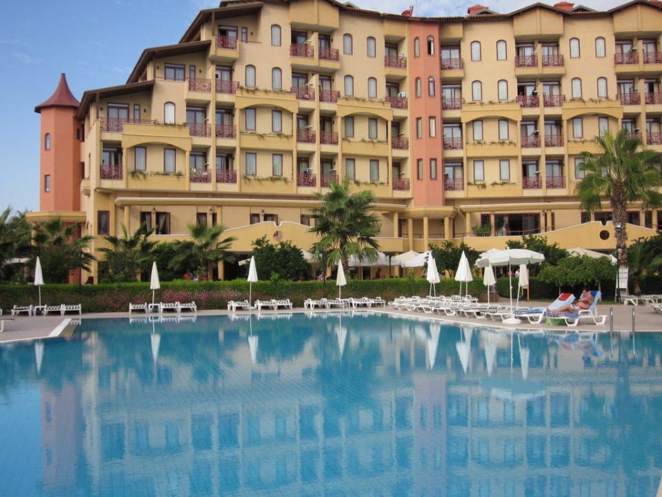 Blick von der Liege auf Hotel und Pool Bella Resort & Spa