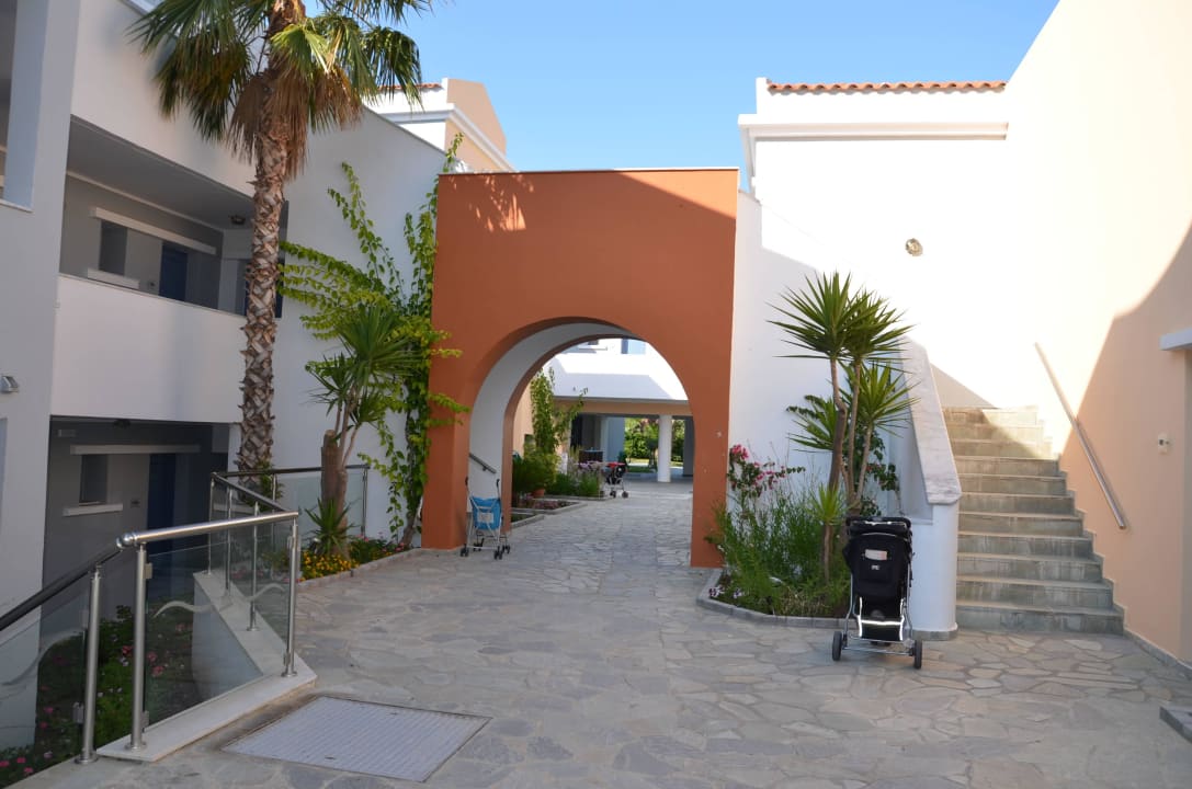 Aussenansicht der Zimmer Atlantica Marmari Beach