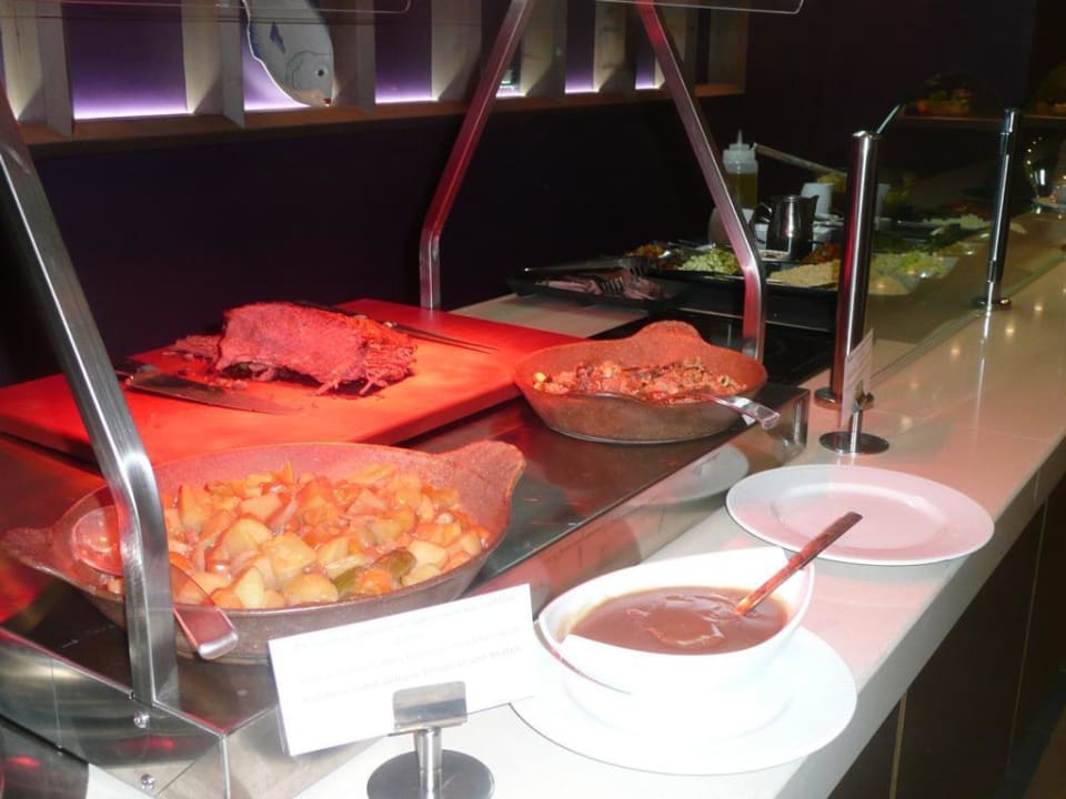 Am leckeren Abendbuffet Aquagrand Artistic Luxury Beach Resort - Adults only