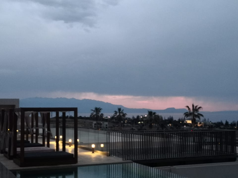 Pool The Royal Senses Resort, Curio Collection by Hilton