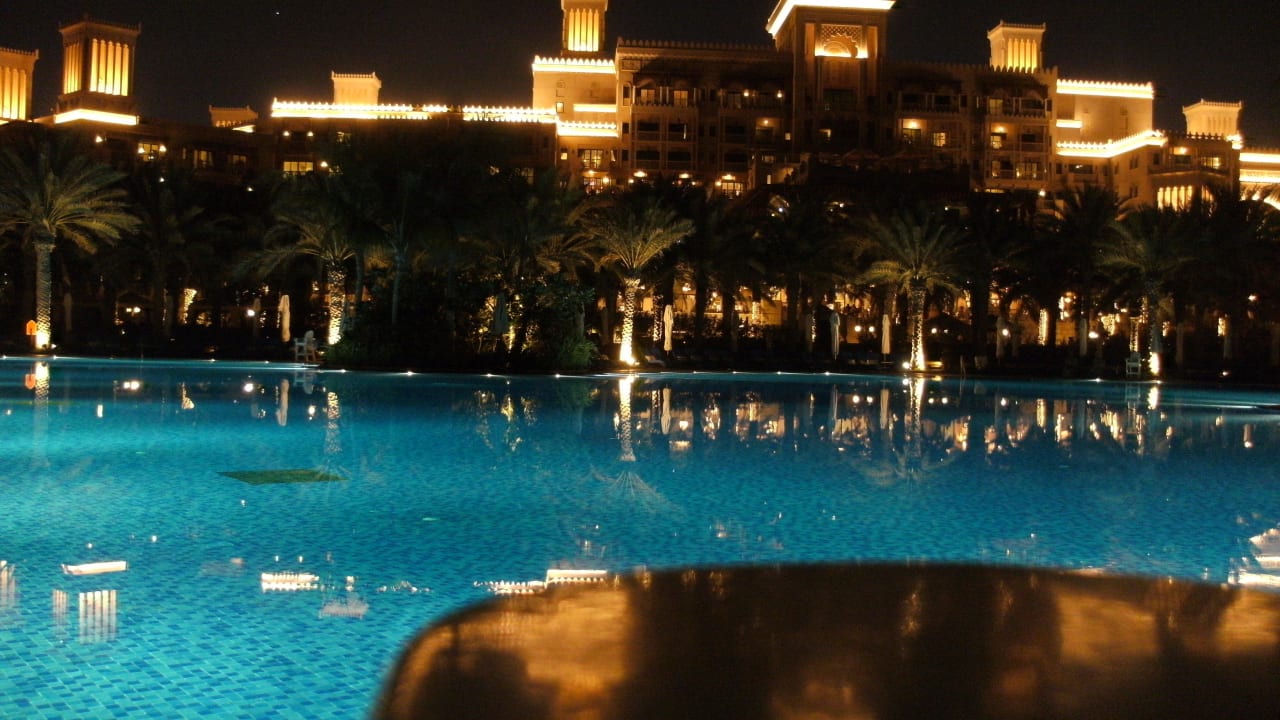 Pool des Al Quasr bei Nacht Jumeirah Dar Al Masyaf