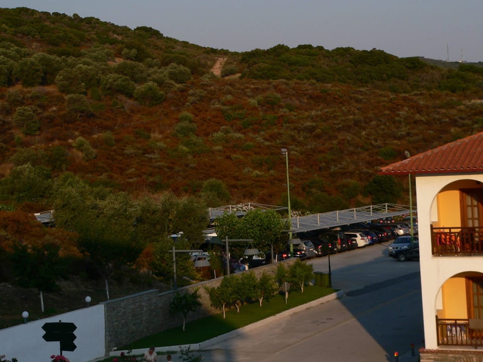 Ausblick zum Haupthaus und Parkplatz Akrathos Beach Hotel
