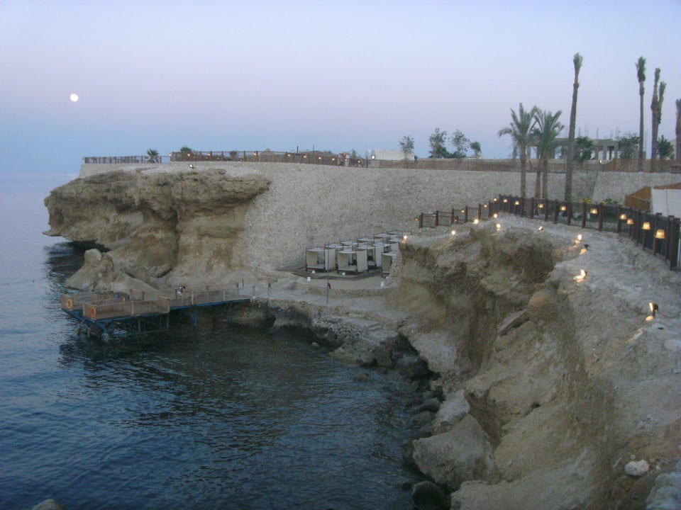 Blick auf die rechte Seite vom Strandabschnitt The Grand Hotel Sharm El Sheikh