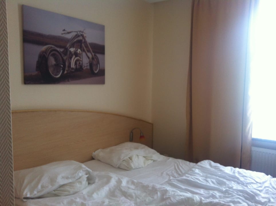 Großes Doppelbett PLAZA INN Hamburg Moorfleet