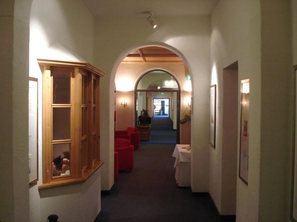 Blick von der Lobby in Richtung Bar und Restaurant Waldhotel Arosa