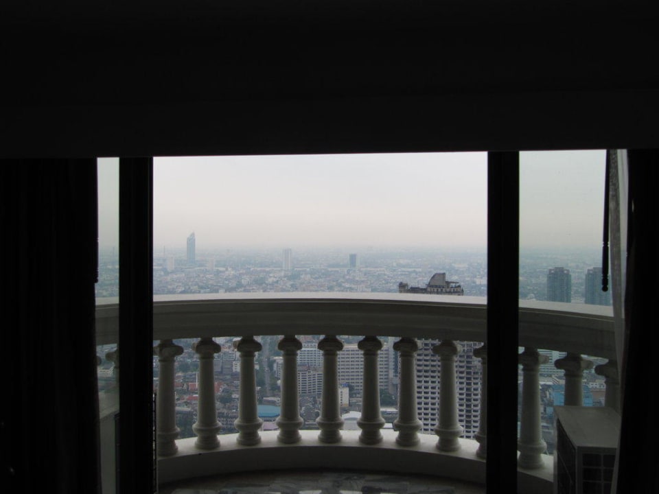 Blick aus dem Zimmer zum Balkon Hotel Lebua At State Tower