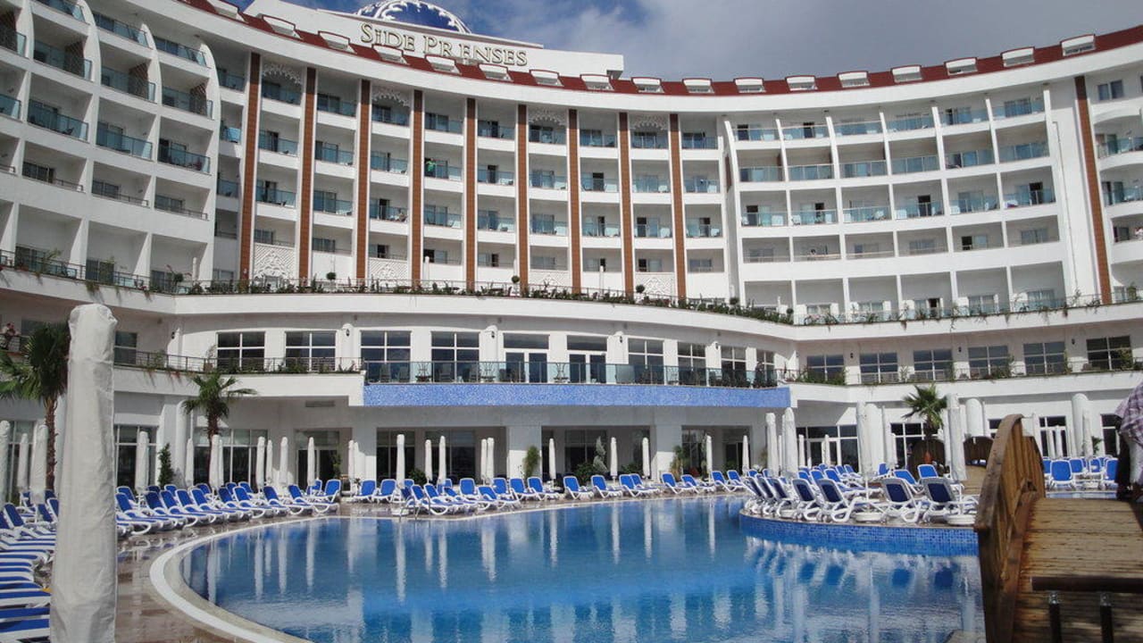 Blick vom Pool zum Innenbereich des Hotel Side Prenses Resort & Spa