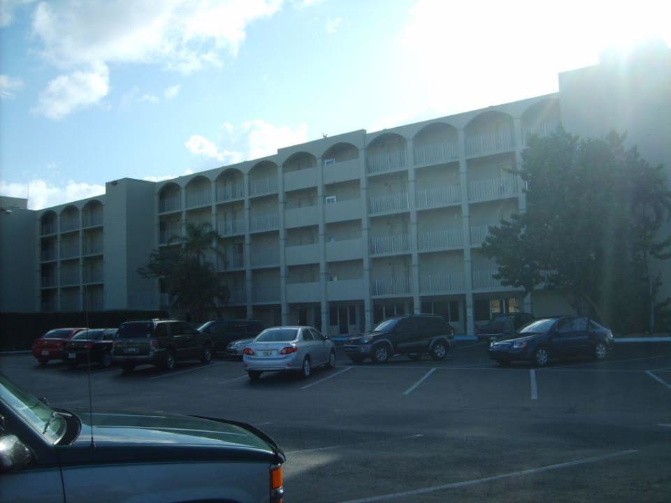 Blick vom Parkplatz auf das Hotel Hotel Lauderdale by the Sea