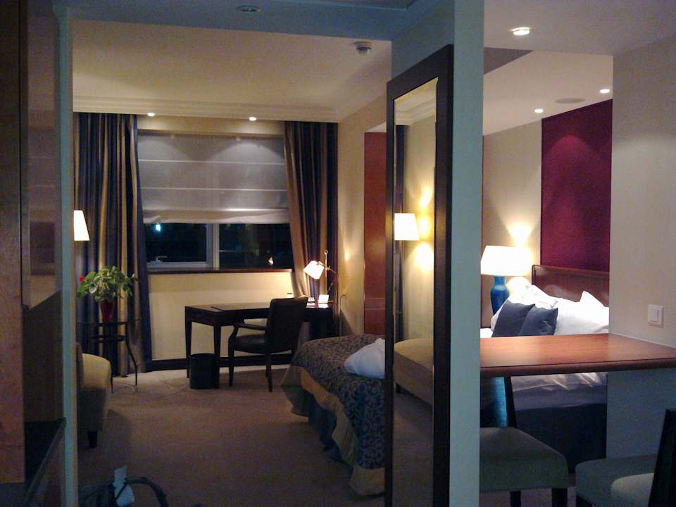 Blick ins Zimmer vom Eingang aus InterContinental Warszawa