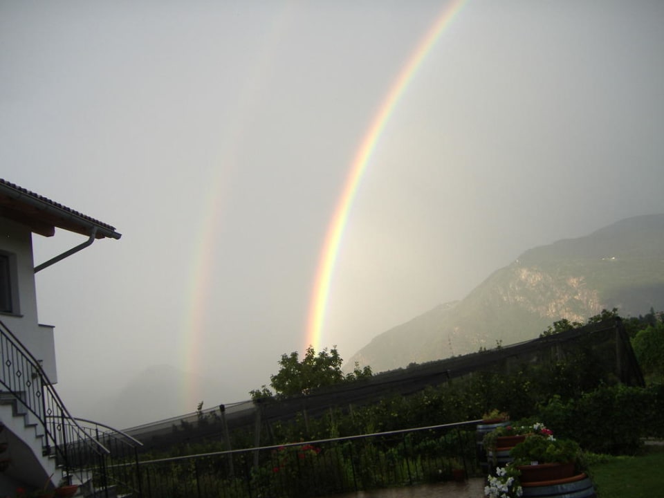 Regenbogen im August 2010 nach Bozen blickend Fasslhof