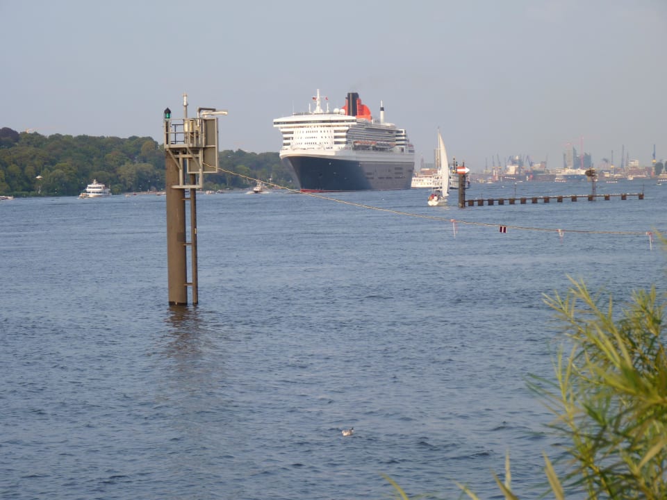 Ausblick vom Anleger am Hotel elaya hotel hamburg finkenwerder