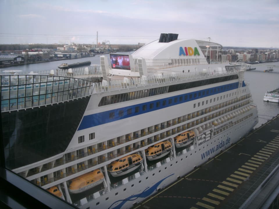 Schiffsanleger direkt hinter dem Hotel Mövenpick Hotel Amsterdam City Centre