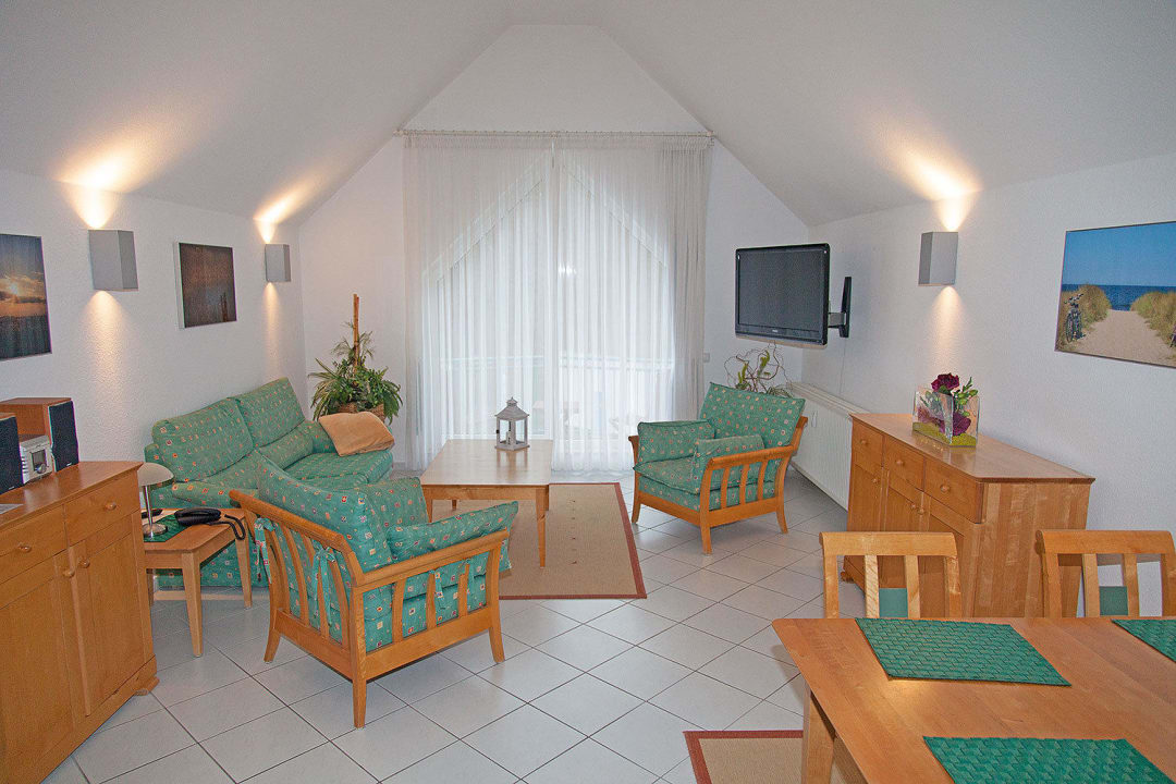 Wohnzimmer Blick zum Balkon Residenz Waldhaus Ferienwohnung 33